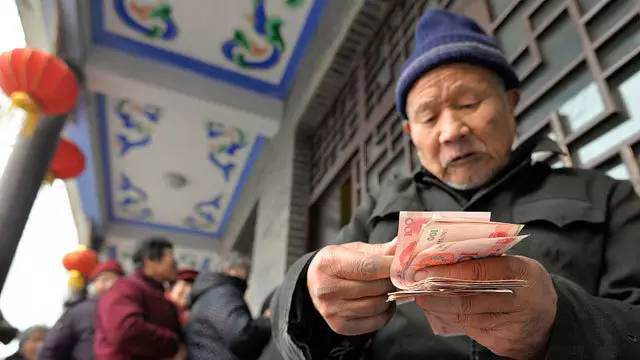 養老金能領(lǐng)多少錢(qián)？又一省公布養老金調整辦法，高齡退休人員有福了