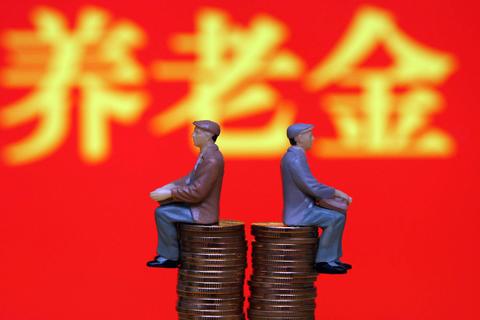 為什么企退養老金漲得更多？?jì)烧叩牟罹嗄芟龁幔? width=
